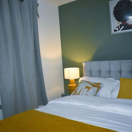 Luxury 2 Bed House With 3 Beds,3 Free Parking Lot In Dartford Near Town Centre, Adjacent Bus Stop, Train Station, Bluewater Mall, 25Mins To London City Airport,20 Miles From Central London 외부 사진