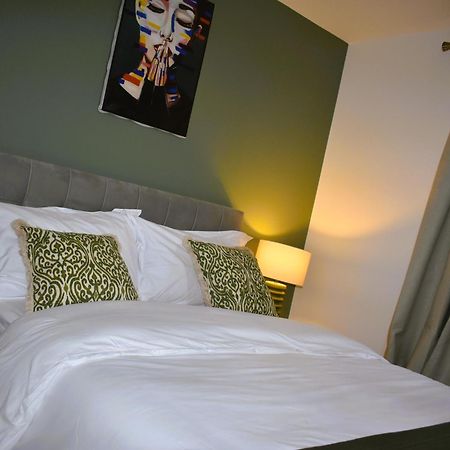Luxury 2 Bed House With 3 Beds,3 Free Parking Lot In Dartford Near Town Centre, Adjacent Bus Stop, Train Station, Bluewater Mall, 25Mins To London City Airport,20 Miles From Central London 외부 사진
