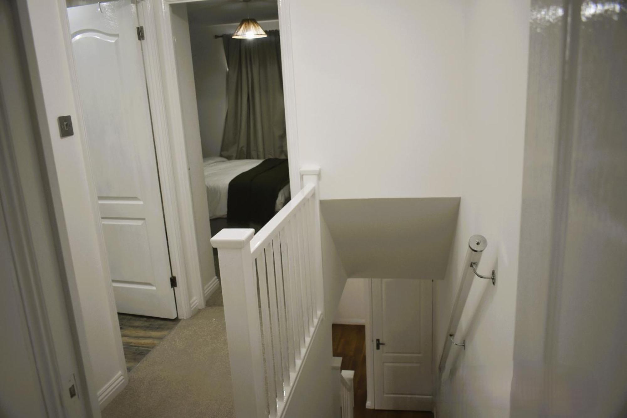 Luxury 2 Bed House With 3 Beds,3 Free Parking Lot In Dartford Near Town Centre, Adjacent Bus Stop, Train Station, Bluewater Mall, 25Mins To London City Airport,20 Miles From Central London 외부 사진