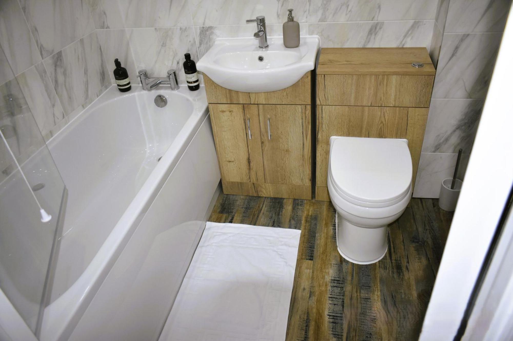 Luxury 2 Bed House With 3 Beds,3 Free Parking Lot In Dartford Near Town Centre, Adjacent Bus Stop, Train Station, Bluewater Mall, 25Mins To London City Airport,20 Miles From Central London 외부 사진